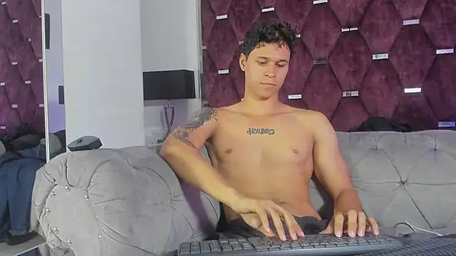 XXX chat uživo modela TonyBenedetti