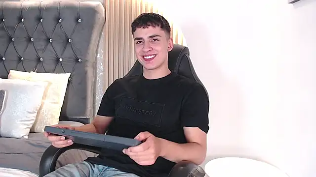 צ'אט XXX בשידור חי של AdrianRinaldi