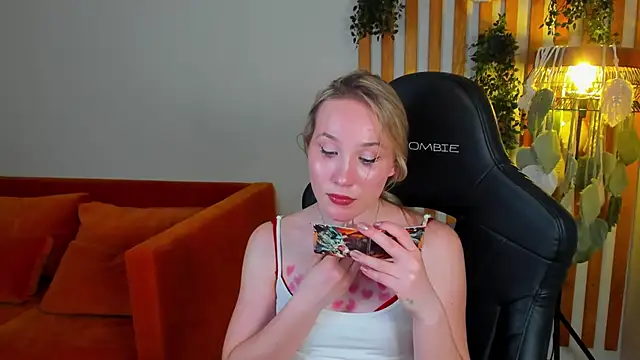 ElaraVoltage élő XXX-chatje