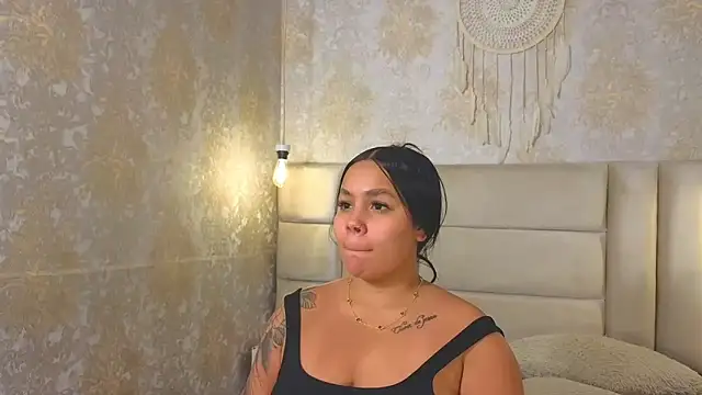 EmilyQueen3x's Webcam Show