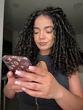 Curlyierr Adlı Modelin Canlı XXX Sohbeti