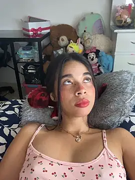 Milleradhara24 Adlı Modelin Canlı XXX Sohbeti