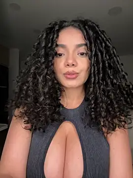 CurlyierrのライブXXXチャット
