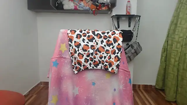 Evelyn-tits Adlı Modelin Canlı XXX Sohbeti