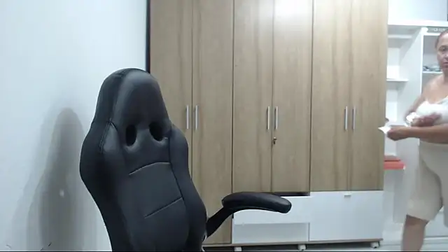 XXX chat uživo modela RoxanaLove9