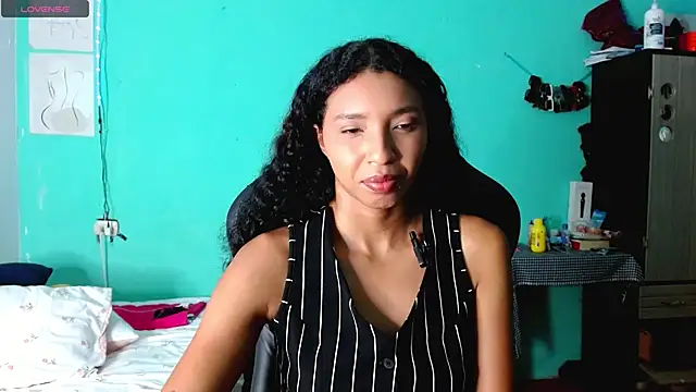 Chat +18 de sensitive_brunette ao vivo