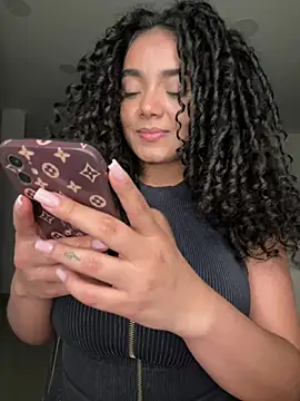 Curlyierr Adlı Modelin Canlı XXX Sohbeti