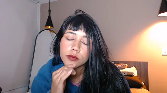 juli_love11 Adlı Modelin Canlı XXX Sohbeti
