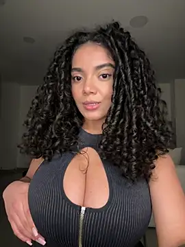 Curlyierr Adlı Modelin Canlı XXX Sohbeti