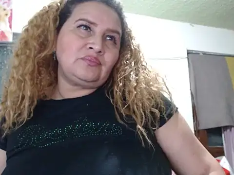 Perla1981-- live XXX chat