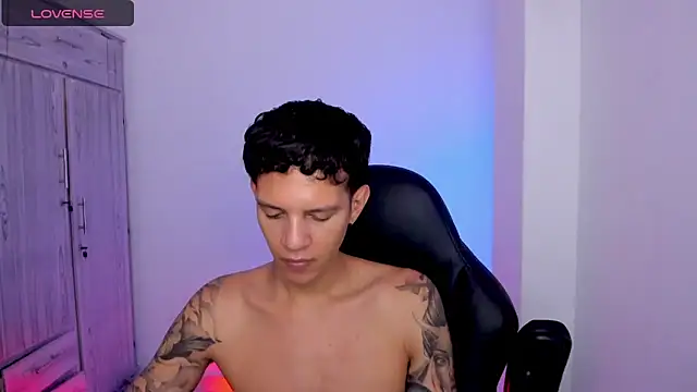 tylernova's Live XXX Chat