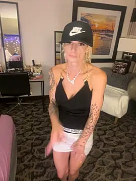 blonDDbombsheLL99's Live XXX Chat