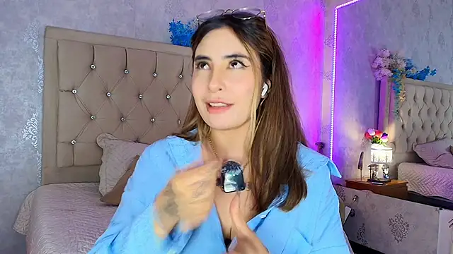 nini_love01 Adlı Modelin Canlı XXX Sohbeti