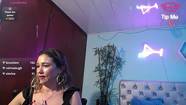 Chat +18 de noelia_milf19 ao vivo
