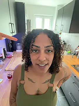 SweetPetiteNoir's Live XXX Chat