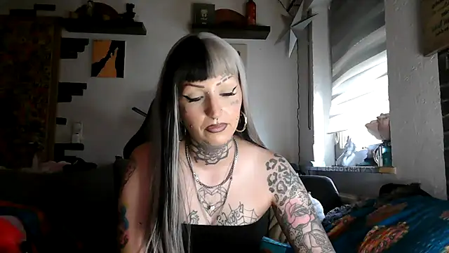 Chatroom XXX en direct de RoxxyInk