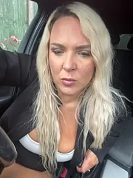Bustyblondebabe32's Live XXX Chat