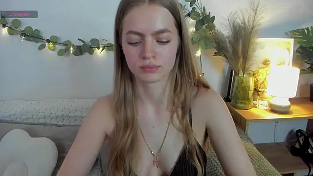 HoneyEmilly's Live XXX Chat
