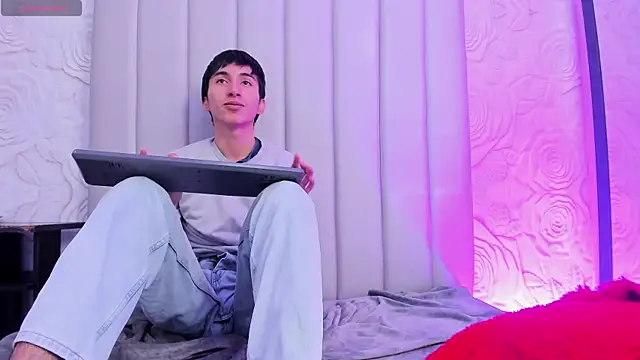 LittleNerd18's Live XXX Chat