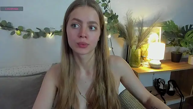 HoneyEmilly's Live XXX Chat