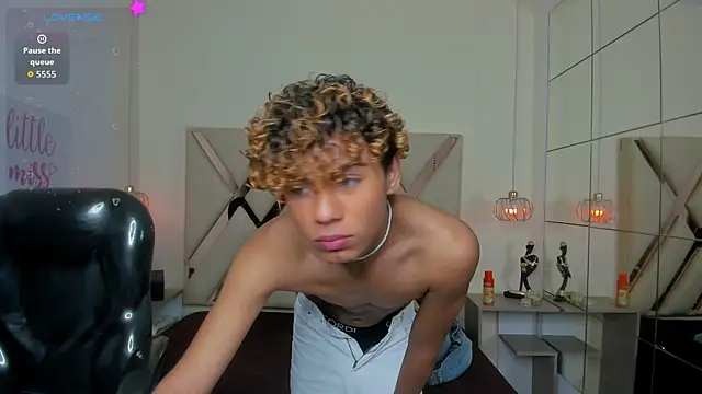 Anyelo_Twink live XXX chat