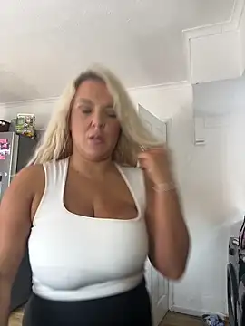 Bustyblondebabe32 – Live XXX-chat