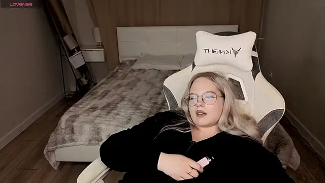 Yungsatou Chat XXX live
