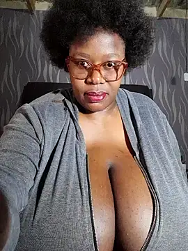 Chat +18 de BoobsQueen46K ao vivo