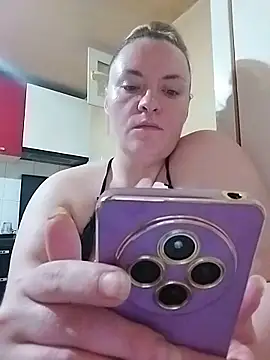 DiamondMia11 élő XXX-chatje