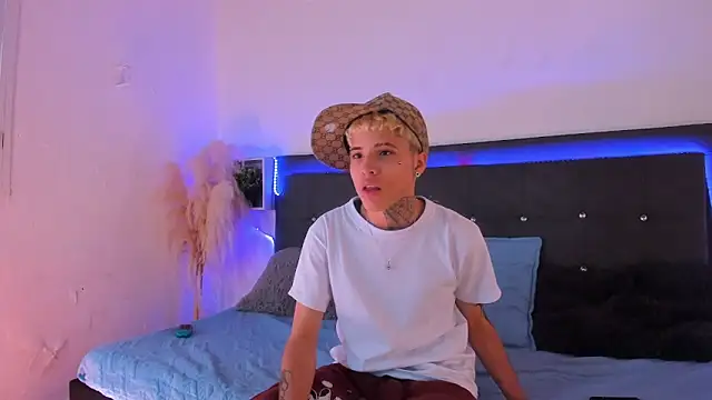 Ale_cuzz élő XXX-chatje