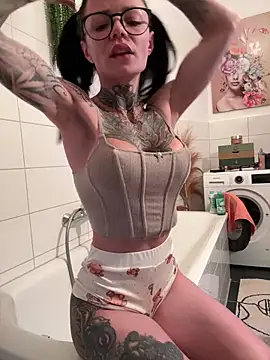 SkinnyLilly Live XXX-Chat