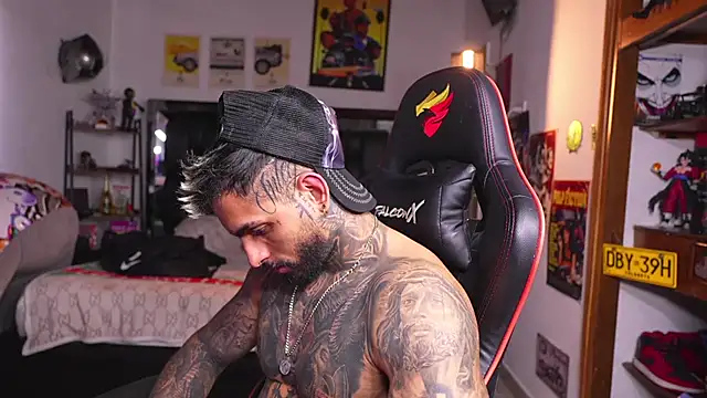 logan_hugh8's Live XXX Chat