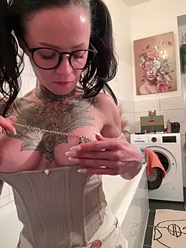 SkinnyLilly Live XXX-chat