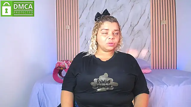Chat +18 de CasieBigtits ao vivo