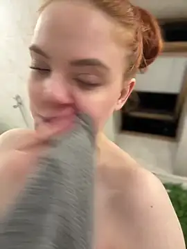 Chatroom XXX en direct de RedheadQueen_