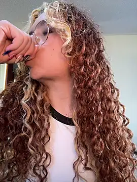Joyce-fire's Live XXX Chat
