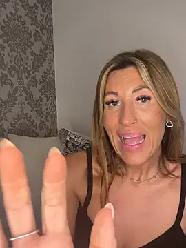 CurvyMILF_Sienna Live XXX-Chat