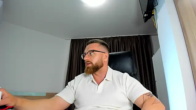 Show modela Findom_guy na web-kameri