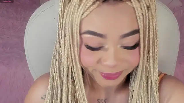 Chat +18 de conny__curly ao vivo