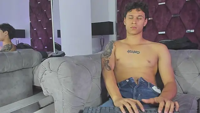 XXX chat uživo modela TonyBenedetti