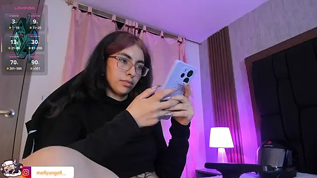 Molly_A Adlı Modelin Canlı XXX Sohbeti