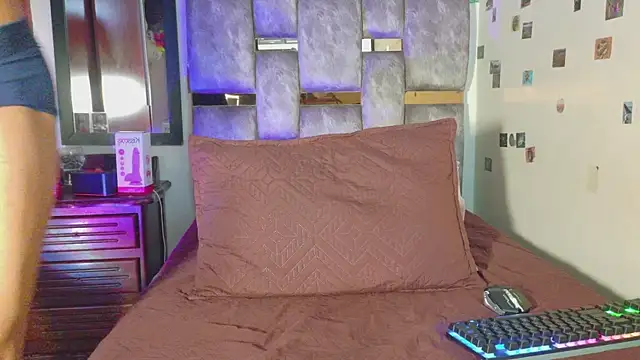 DannyPhantom555 Adlı Modelin Canlı XXX Sohbeti