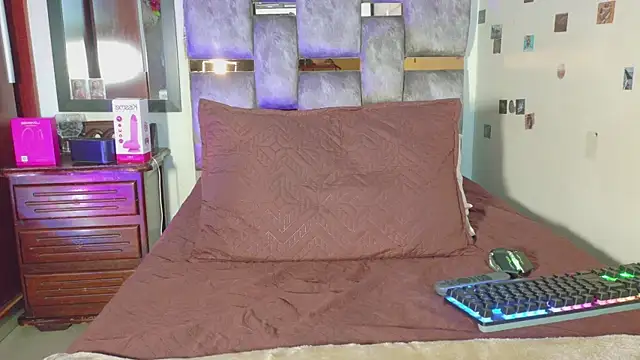 DannyPhantom555 Adlı Modelin Canlı XXX Sohbeti