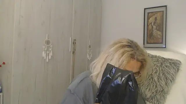 Chat XXX en directo de Divineblond