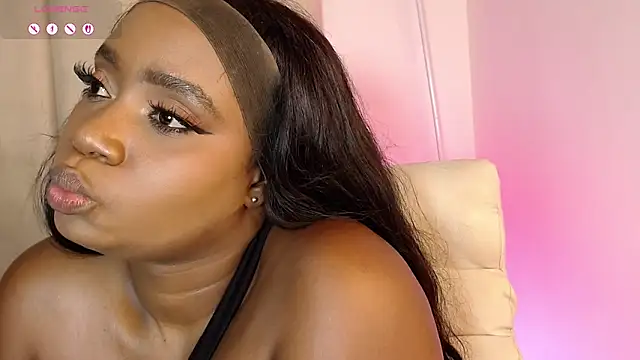 Britanymooree: онлайн-секс-чат