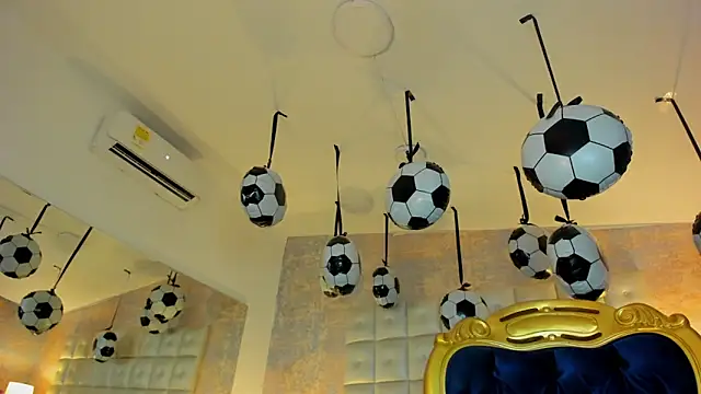 Chat +18 de MelaniieRoux ao vivo
