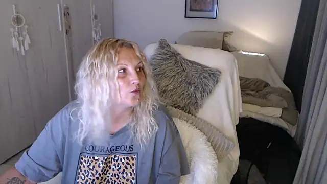 XXX chat uživo modela Divineblond