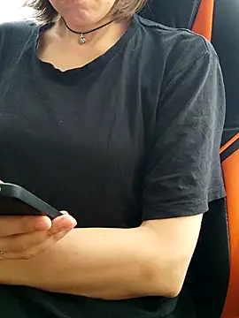 Aashikalaa Adlı Modelin Canlı XXX Sohbeti