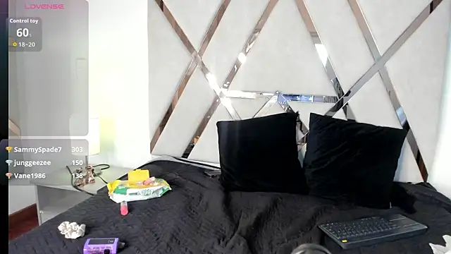Carliet_66's Live XXX Chat