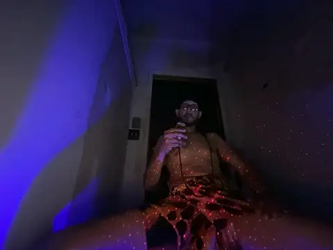 ThrowedWorldWide élő XXX-chatje